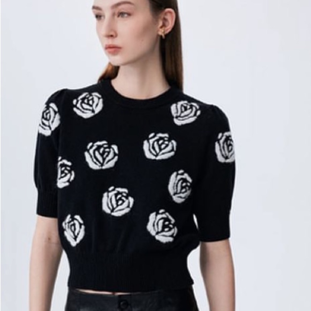 Black Rose Pattern Knit Top - Women's Short Sleeve Sweater